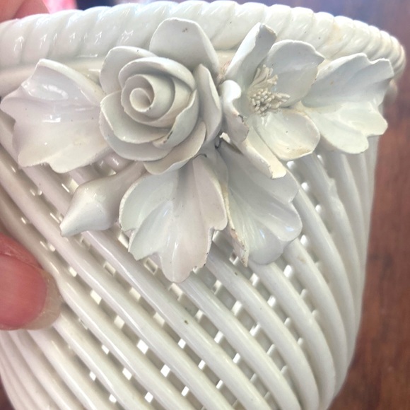 Vintage Capodimonte Cream Ceramic Vase. Almost perfect. Deets below. - Picture 1 of 7